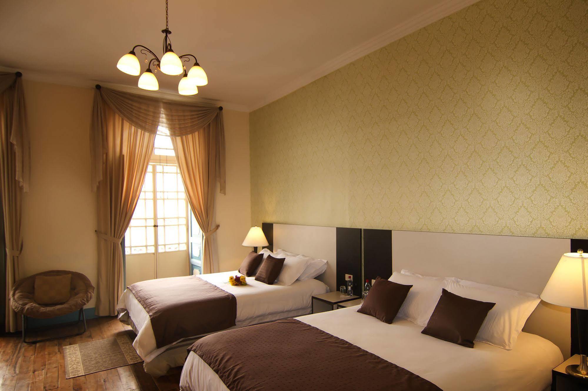 Del Parque Hotel & Suites Куэнка Экстерьер фото